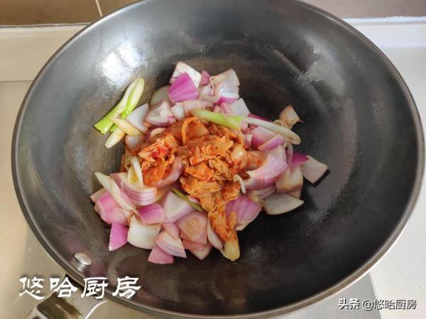 自制韓式部隊火鍋，食材搭配豐富靈活，簡直是冬日裡的一股暖流