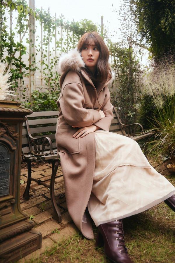 人造毛皮連帽粗呢大衣，絨毛連帽在臉部周圍營造出華麗的外觀