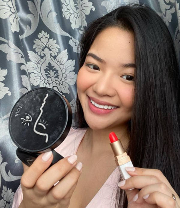 25歲柬埔寨公主：笑容甜美曬中國大學畢業證，站莫尼列身邊真乖巧