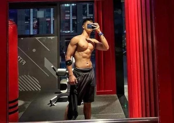 很多人不知道他是健身教練