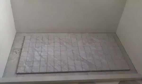 衛生間地面不要做斜坡了，聰明人這樣一設計，下水快還防滑