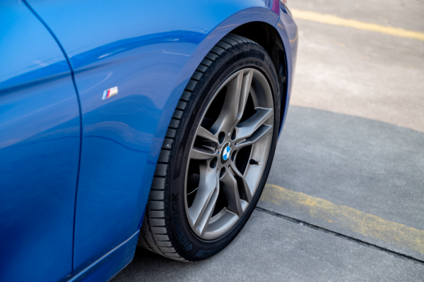 高功率、長軸距，運動家用兩面兼顧——二手寶馬330Li