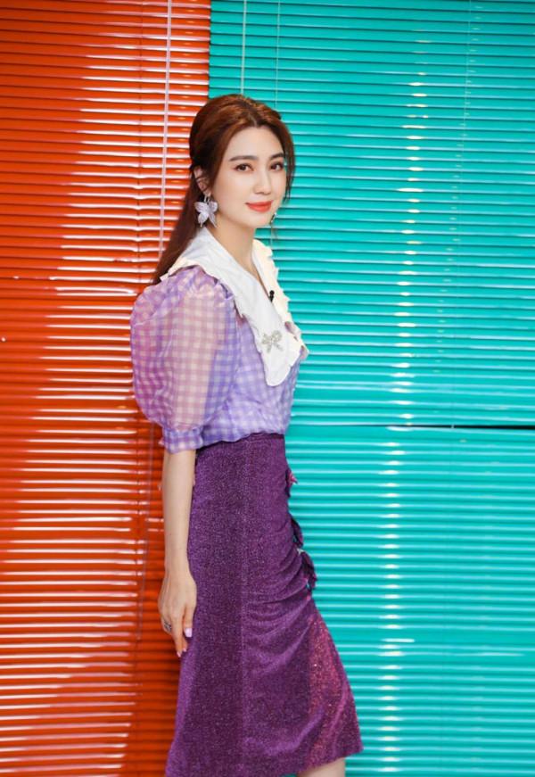 洪欣越老越美，穿紫色襯衫配半身裙減齡優雅，50歲女人該學一學
