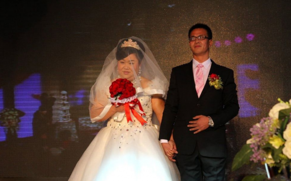 舉重冠軍唐功紅:因75公斤體重被嘲笑,退役後嫁帥老公,婚姻幸福 舉重冠軍唐功紅:因75公斤體重被嘲笑,退役後嫁帥老公,婚姻幸福