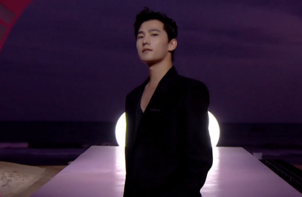 GQ沙灘紅毯來了!熱巴雀斑妝迷人,baby仙裙迎戰,關曉彤造型失策 GQ沙灘紅毯來了!熱巴雀斑妝迷人,baby仙裙迎戰,關曉彤造型失策