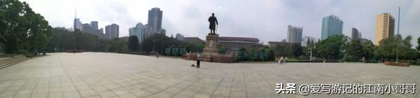 參觀綠樹環繞的中山紀念堂,從西側廣場開始,可以看到迷人的側顏 參觀綠樹環繞的中山紀念堂,從西側廣場開始,可以看到迷人的側顏