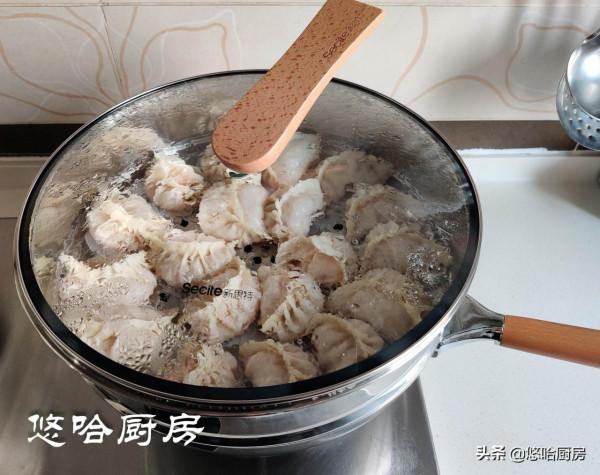 洋蔥蒸餃，跟我這樣做，皮兒軟又韌，餡兒鮮又香，咬一口湯汁四溢