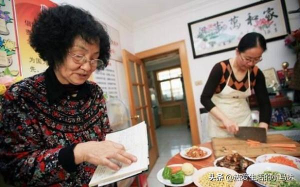 為什麼人老了，不能把錢看得太緊？兩位70歲老人說出各自真實經歷