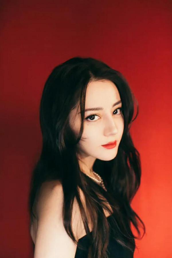 迪麗熱巴禮服造型溫柔知性