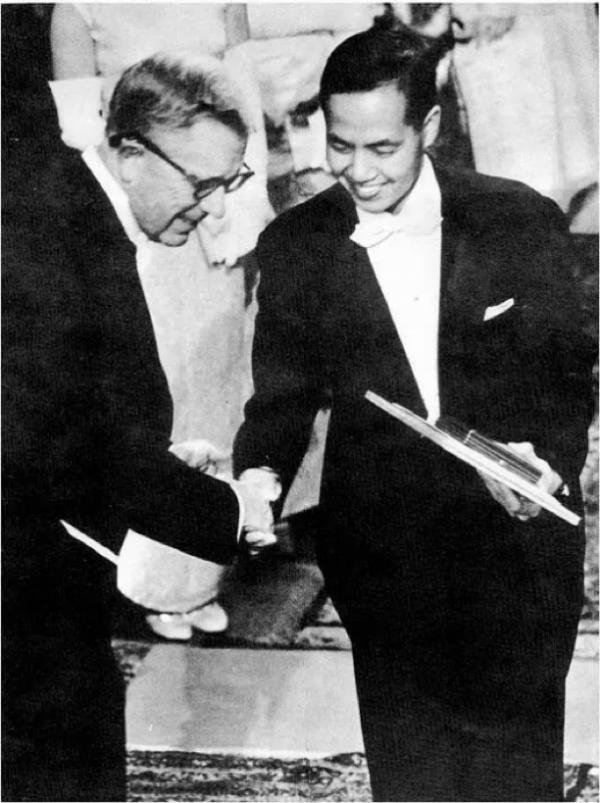 從小學到本科,諾獎得主李政道從未取得過正式的文憑,唯一擁有的就是芝加哥大學博士學位 從小學到本科,諾獎得主李政道從未取得過正式的文憑,唯一擁有的就是芝加哥大學博士學位