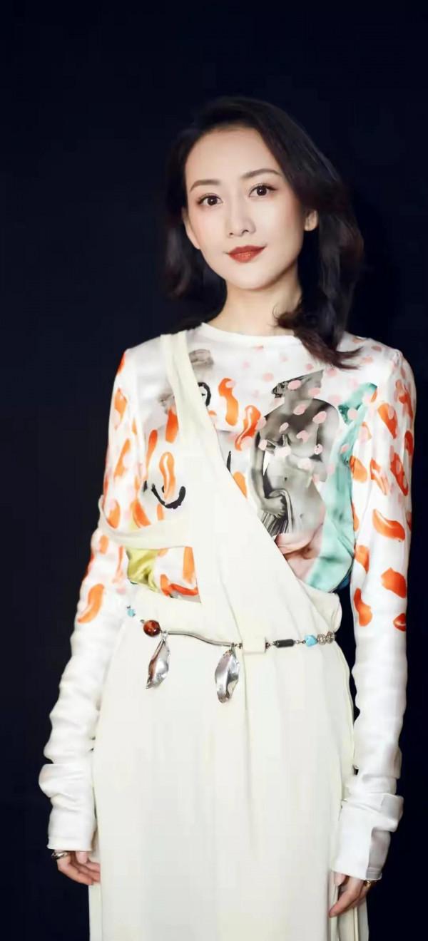 王鷗有種特殊氣質：月上柳俏頭，人約黃昏後