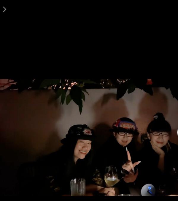 楊麗萍姊妹仨罕見聚會，三朵金花都是民族風打扮，模樣似複製貼上