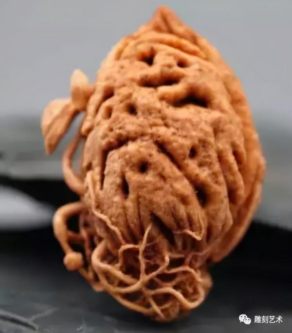 桃子誰都吃過,可是如此勁爆的桃核雕刻誰見過? 桃子誰都吃過,可是如此勁爆的桃核雕刻誰見過?