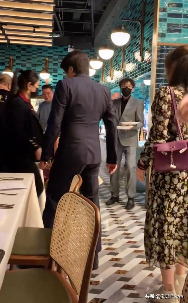 薛佳凝生活真豐富，穿印花裙拎6位數包逛高檔會所，臉通紅有福相