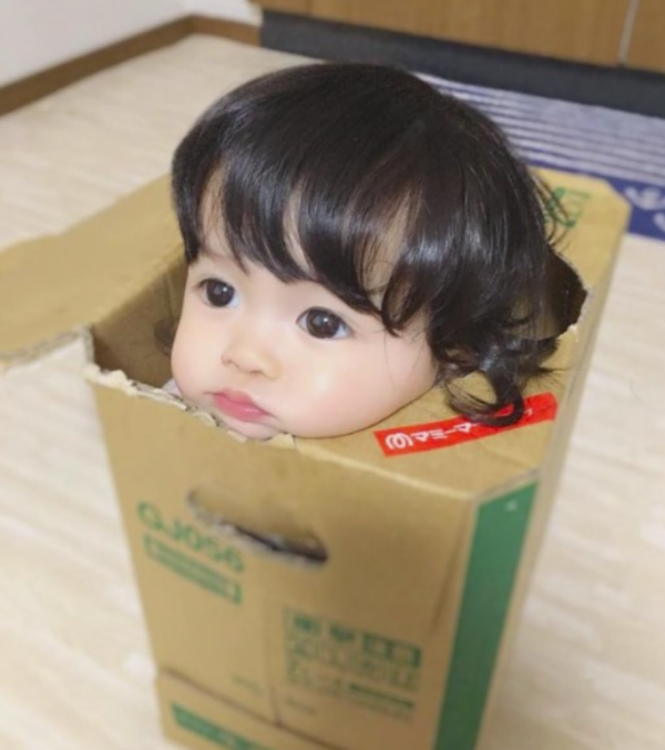 日本“紙箱寶寶”長大了！看過她爸媽的照片後，我酸了