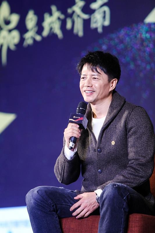 段奕宏雖然已經成為了大叔，但還是挺帥的，穿搭隨意也不油膩