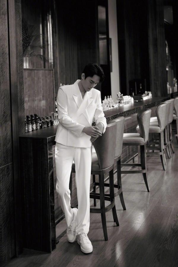 王凱白色交叉前襟西服套裝，清爽不油膩，太好看了，優雅王子