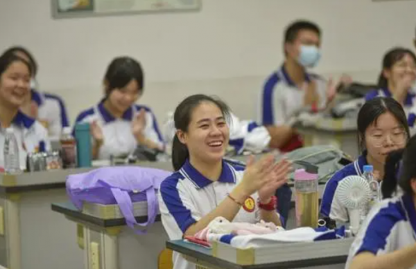 高考後發現，普通班“雞頭”和重點班“鳳尾”，差距可謂肉眼可見