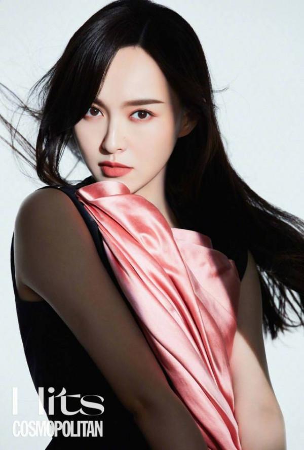 唐嫣攜手國貨登上大刊！硬是穿出大牌範，不秀身材照樣顯示央視範