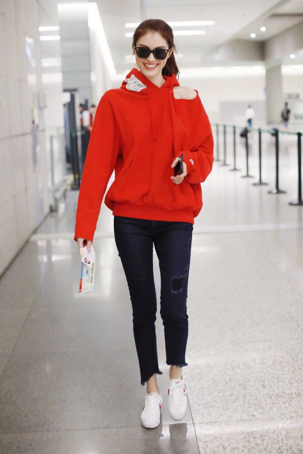 何穗穿橘色開衩裙博眼球，不俗反而面板白到發光，只有她能駕馭了