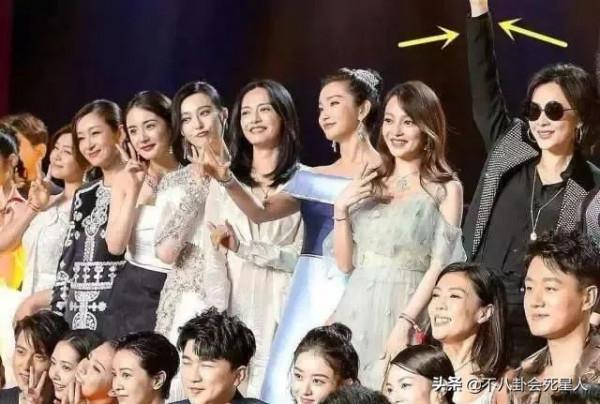 女明星混“名利場”太現實!楊冪合照貼邊,李嘉欣在貴婦團站角落 女明星混“名利場”太現實!楊冪合照貼邊,李嘉欣在貴婦團站角落