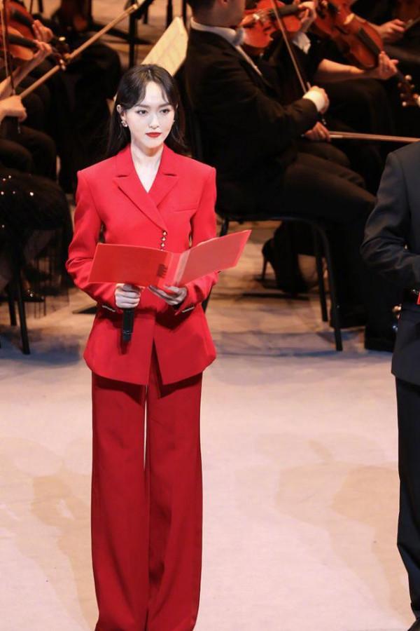 唐嫣少女感大爆棚！穿家居風嫩得像大學生，不刻意秀身材照樣美翻