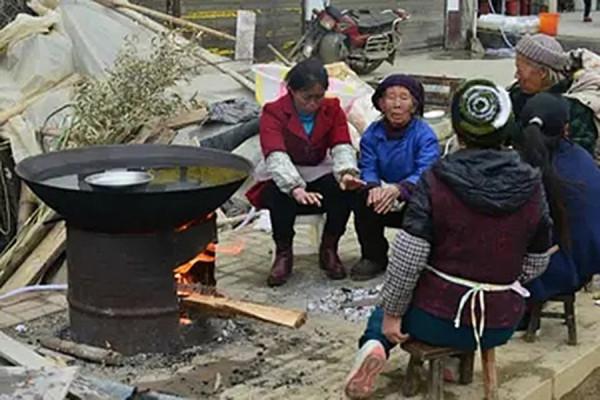 貴州背屍人：徒手將棺材背上懸崖，三天不吃不睡，峭壁上全是棺材