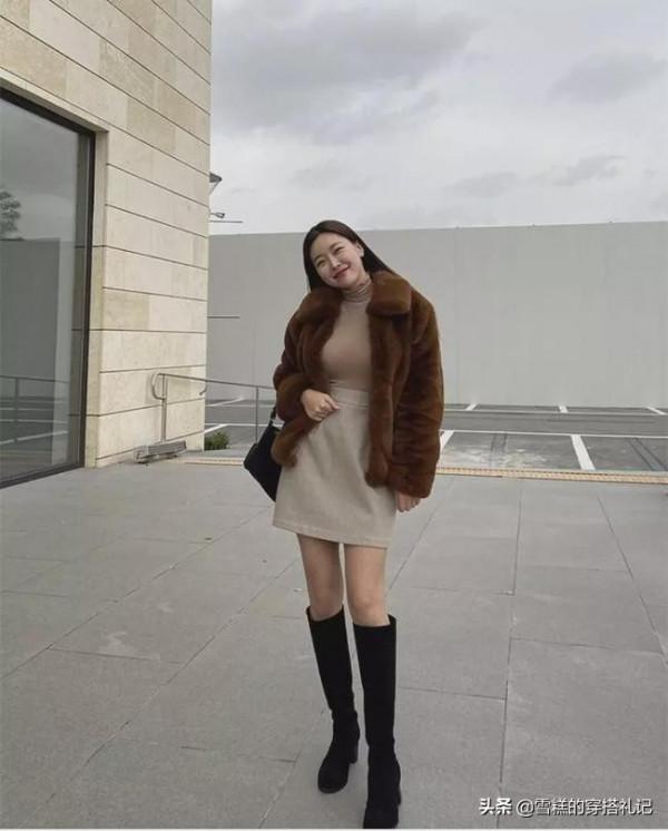 “裙子+高筒靴”=秋冬最時髦搭配！保暖還顯腿長，小個子也適合