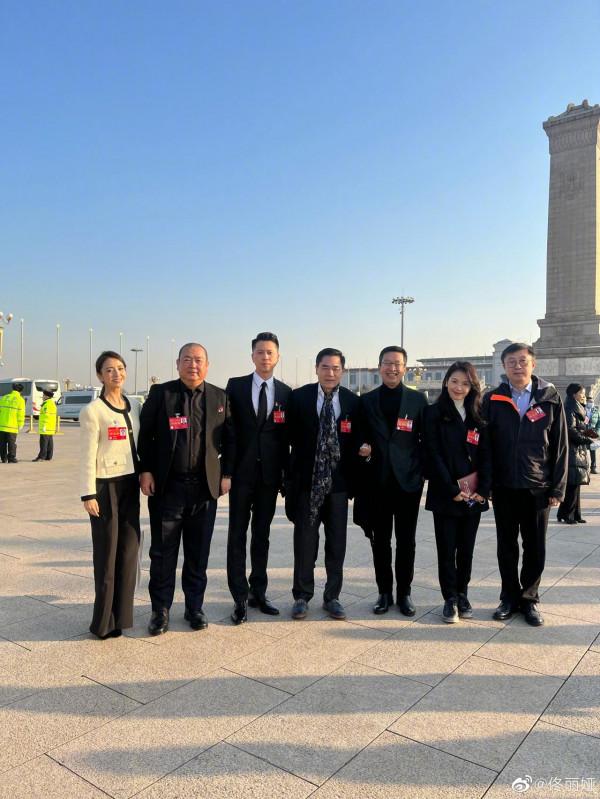 文代會明星拍合照，靳東侯鴻亮單獨同框，沈騰為露臉偷偷踮腳