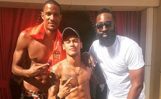 肌肉男敢跟NBA球星合影 真的是勇氣可嘉，至今沒有一個贏過