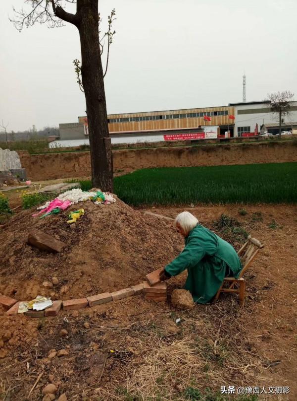 畫畫的“老頭兒”，10年磨洋工修成石頭城堡，專家：能用500年