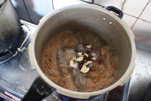 6道燉菜人氣旺，全靠幹菌來提香！醬肘子放茶樹菇，鮮香加倍