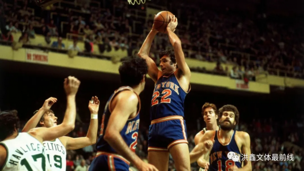 作為 1970 年代尼克斯隊的核心和靈魂人物，是一名防守型終結者