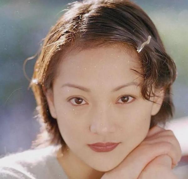 潘鴻海曾看中少女時期的周迅，為她作26幅畫，其中一幅賣187萬