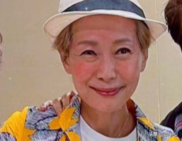 葉童路邊吃快餐一點不講究,以真實面容示人,完全不在意形象 葉童路邊吃快餐一點不講究,以真實面容示人,完全不在意形象