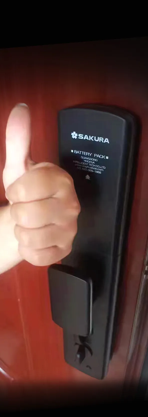 決定要買哪一款智慧鎖時，他們也想了很久……