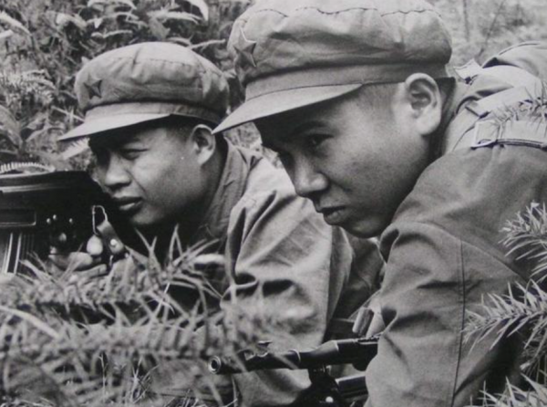 “烈士”來到自己的墓碑前，痛哭不止，感嘆：我從英雄變成了狗熊