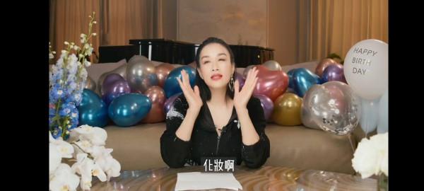 鍾麗緹慶51歲生日，她居C位髮際線竟比婆婆還高，婆媳像老姐妹