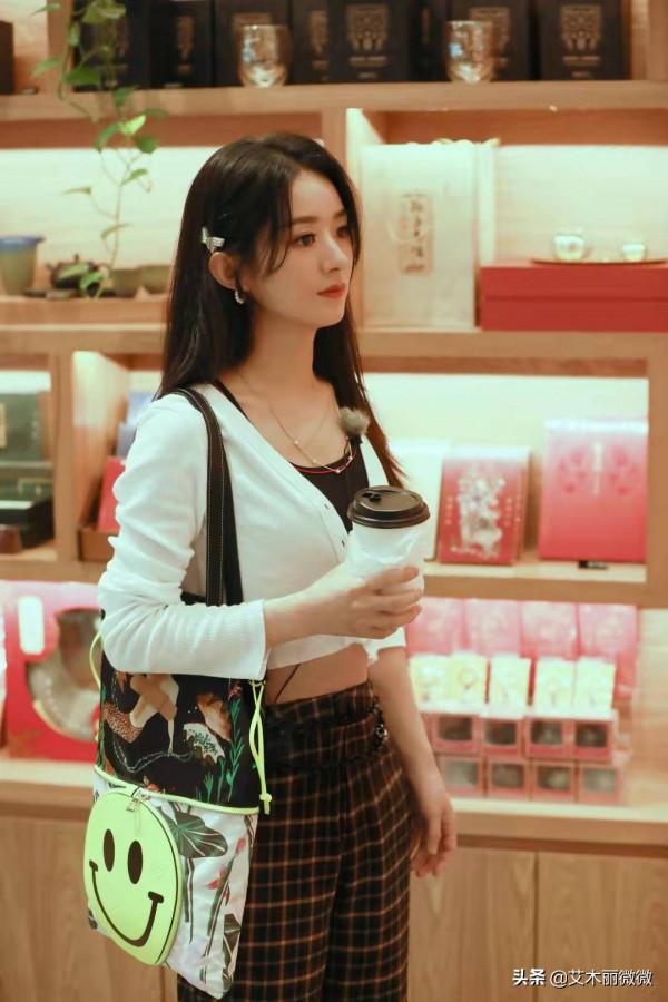 真清純還是“裝”清純？趙麗穎穿襯衫百褶裙扮學生妹，少女感滿滿