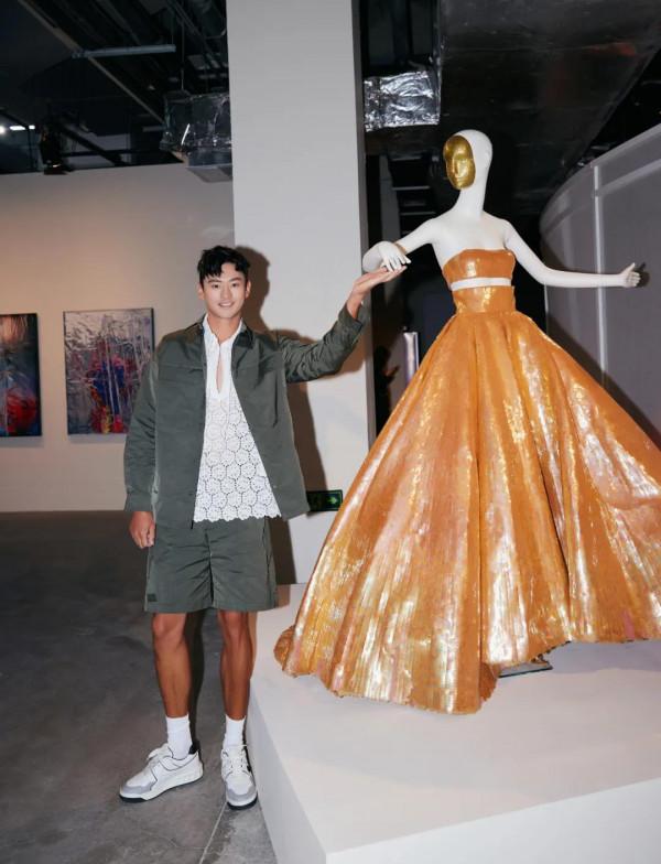 ​是我瘋了還是關曉彤真的變時髦了？