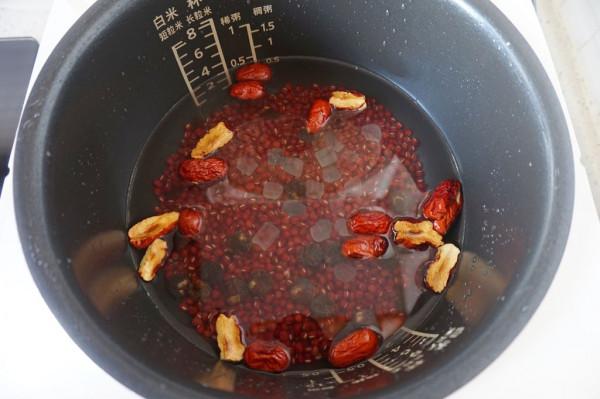 秋季滋補多吃阿膠,加入紅豆一起熬煮,清甜又營養,女人要常喝 秋季滋補多吃阿膠,加入紅豆一起熬煮,清甜又營養,女人要常喝