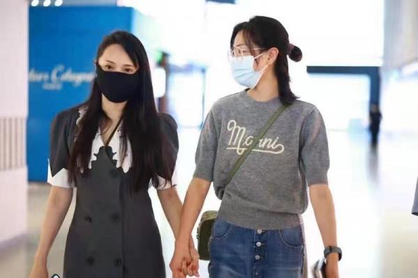 伊能靜和萬茜機場偶遇，伊能靜穿衣太減齡，真看不出倆人相差14歲