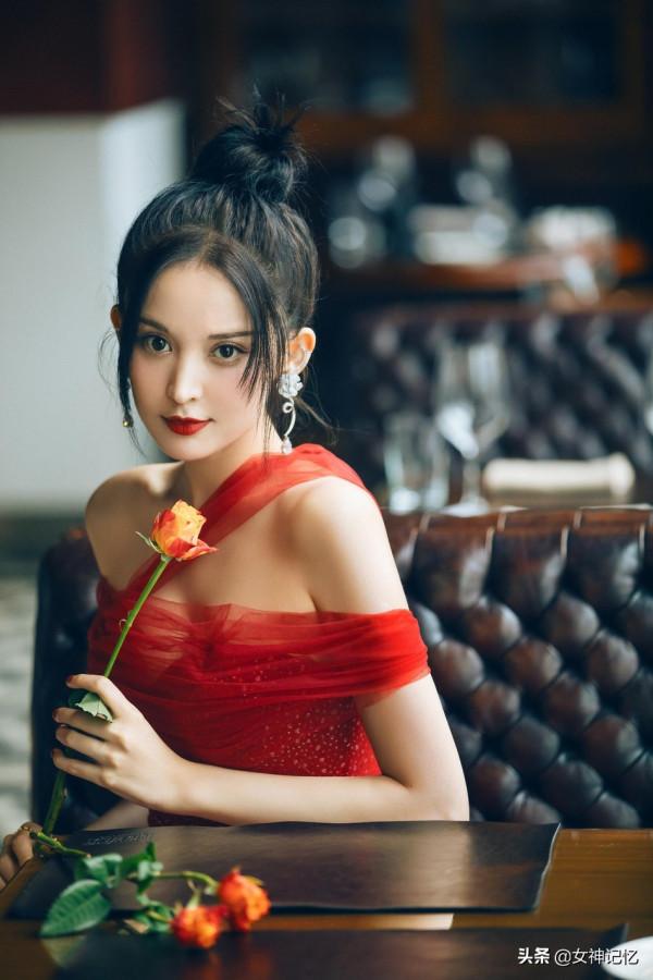 古力娜扎穿一襲紅色紗裙,嫵媚動人 古力娜扎穿一襲紅色紗裙,嫵媚動人