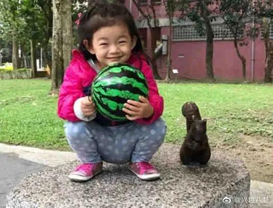 大S女兒近照被曝光，笑起來和媽媽簡直一個人，整體打扮太淑女了