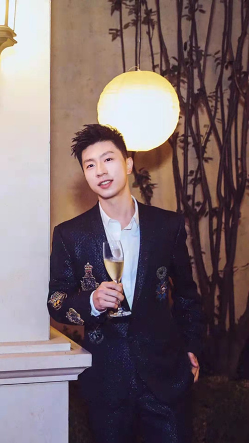 “乒乓王子”馬龍不愧是男神，穿出西裝帥出天際，劉國樑都羨慕