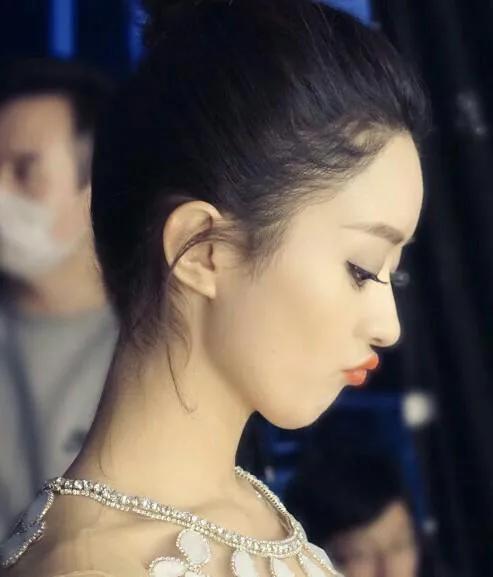 趙麗穎有一張娃娃臉，嘟嘟嘴的時候太卡哇伊了，太萌了愛死了