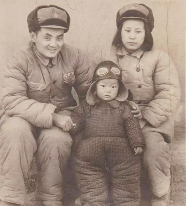 志願軍團長犧牲前旁邊插著兒子的照片,60年後兒子去陵園尋找父親 志願軍團長犧牲前旁邊插著兒子的照片,60年後兒子去陵園尋找父親