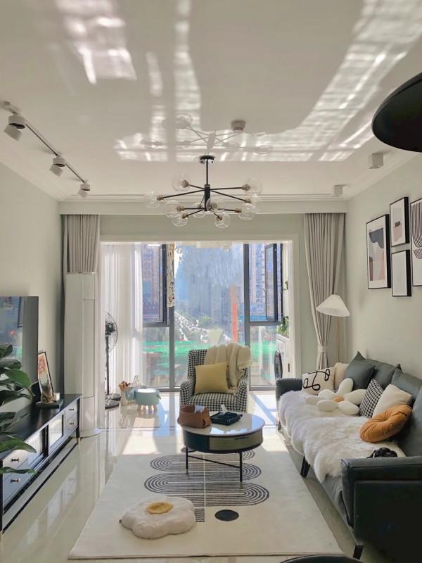 她家不弔頂,只走石膏線,牆面不造型,只刷乳膠漆,太簡潔耐看了 她家不弔頂,只走石膏線,牆面不造型,只刷乳膠漆,太簡潔耐看了