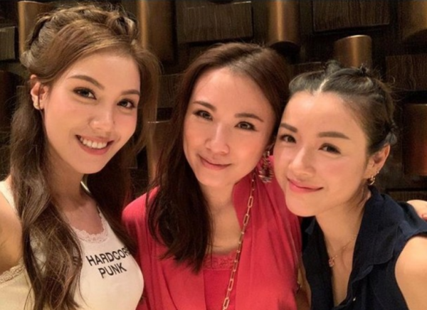 陳茵媺為港姐閨蜜慶生,穿姐妹裝似大學生,與陳豪不抗拒追生四胎 陳茵媺為港姐閨蜜慶生,穿姐妹裝似大學生,與陳豪不抗拒追生四胎