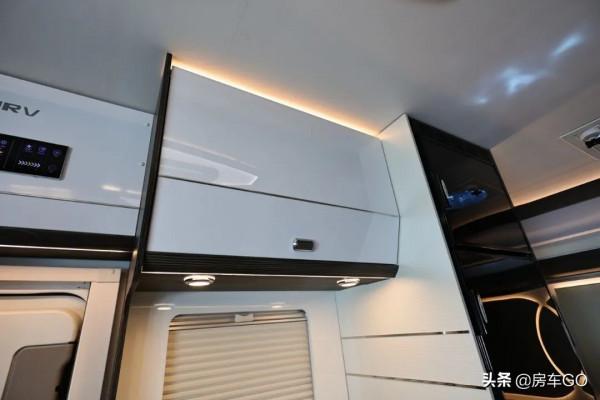 這臺房車有5種充電方式，車內電器語音控制，衛生間也是乾溼分離